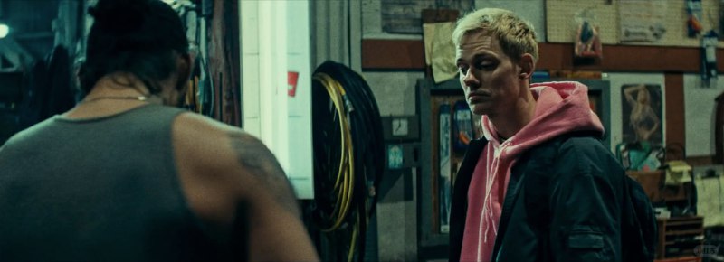 名称：紧锁 Locked (2025)描述：　讲述了一个小偷闯入一辆豪华SUV，却意识到自己掉进了一个神秘人物设置的复杂而致命的陷阱