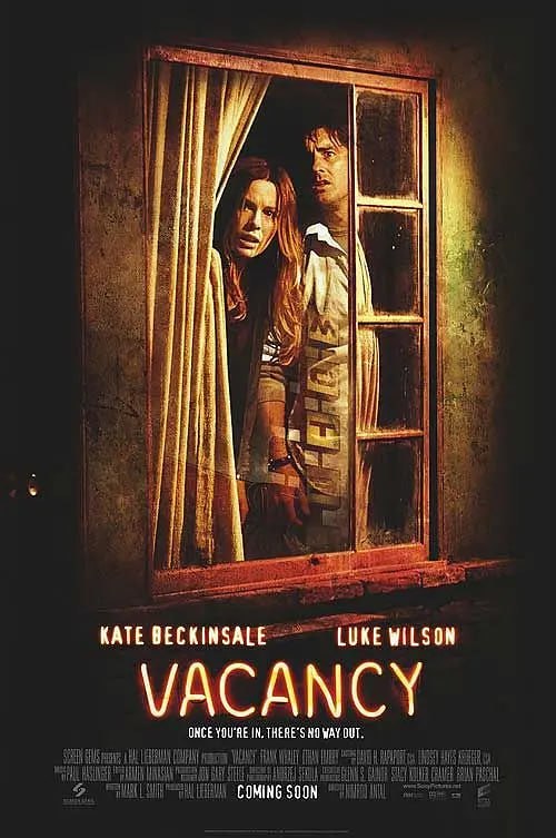 名称：针孔旅馆 Vacancy (2007)描述：　大卫(Luke Wilson 饰)与艾米(Kate Beckinsale 饰)是一对刚经历了丧子之痛的夫妻，为了纪念他们即将分解的婚姻，两人驾车行驶在茫茫夜色中，进行他们最后的分手旅行