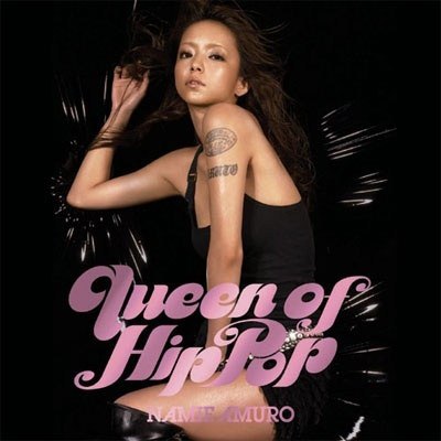 名称：安室奈美恵 Queen of Hip-Pop (2005) FLAC描述：自《SUITE CHIC》以来，安室奈美惠 作为艺术家的范围得到了显著扩大，现在她受到了同辈人和年轻一代的广泛赞赏