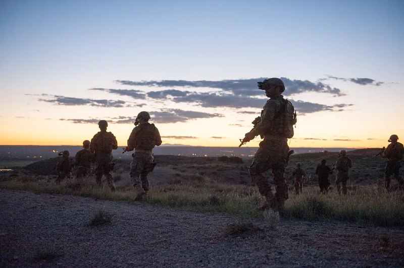 名称：边境杀手 Sicario（2015、2018） 原盘描述：在美国与墨西哥的边界有一块灰色地带，那里是毒贩和杀手们的天堂，他们在此交易火并，完全视法律为无物