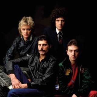 名称：Queen （WAV母带合集）描述：Queen是一支英国摇滚乐队，成立于1970年，由主唱弗雷迪·默丘里（Freddie Mercury）、吉他手布莱恩·梅（Brian May）、鼓手罗杰·泰勒（Roger Taylor）和贝斯手约翰·迪肯（John Deacon）组成