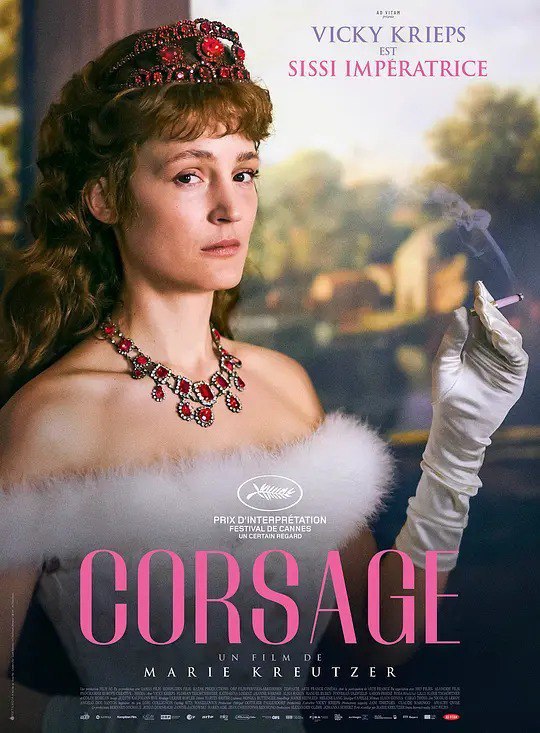 名称：束胸 Corsage (2022)描述：1877年圣诞节，奥地利万人敬仰的茜茜公主迎来了她40岁的生日