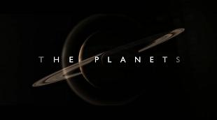 名称：The Planets描述：BBC纪录片《行星》(The Planets，2019)由著名物理学家布莱恩·考克斯(Brian Cox)教授担任旁白，以恢弘的视觉效果和前沿科学数据，带领观众探索太阳系的形成与演化