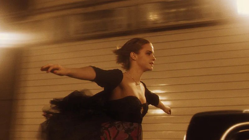 名称：壁花少年 The Perks of Being a Wallflower (2012)描述：查理（罗根·勒曼 Logan Lerman 饰）是个害羞和孤独的高中新生，拥有超越年龄的敏感和泪腺，总是默默观察身边的家人和朋友，是个典型的「壁花少年」