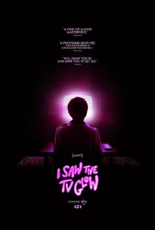 名称：荧屏在发光 I Saw the TV Glow (2024)描述：欧文（贾斯蒂斯·史密斯 Justice Smith 饰）和麦迪（布里盖特·伦迪·佩恩 Brigette Lundy-Paine 饰）因一档深夜超自然节目而结缘，然而这档节目却神秘地被取消了，在暗淡的电视灯光下，他们对现实的看法开始变得模糊不清