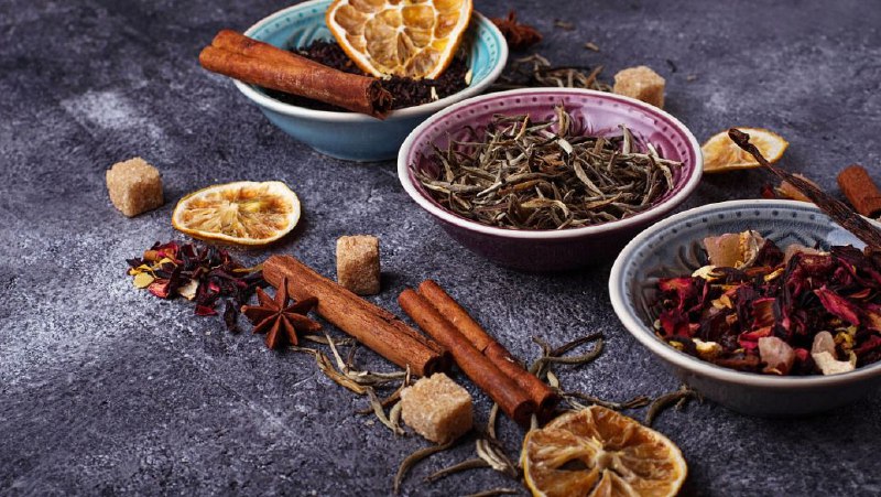 名称：猛男必备 春季补肾小药茶描述：介绍了多种肾虚表现，推荐补肾乌发、健脑、壮骨三款药茶，讲解制作方法与功效，还介绍常用补肾中药知识，为春季补肾提供指导链接：