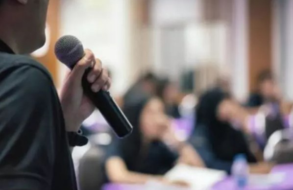 名称：《学会“说话”》（口才情商）课程音频+PDF  描述：01.超级演说家刘媛媛:16堂语言表达课，快速成为魅力四射的说话高手(完结)04.饭局酒桌必备:口才套路学中，真正用得到的5个说话秘籍(完结)05.人际交往1期:听完这十本书，从此告别低情商(完结)跟大佬学说话:央视主持人陈伟鸿的24堂沟通必修课，做一个会说话的人(完结)02.25节高情商交际课，教你轻松掌握主动权，成为逆袭人生的高手(完结)  链接：