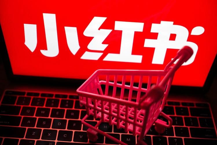 名称：小红书电商陪跑日出百单选品描述：《小红书电商陪跑日出百单选品》课程专为希望在小红书平台实现高效选品的电商从业者设计，涵盖选品策略、市场趋势分析、用户需求洞察、产品推广技巧及数据反馈等内容，帮助学员系统性掌握如何快速找到热销产品，实现日出百单的目标，提升电商运营的成功率与盈利能力