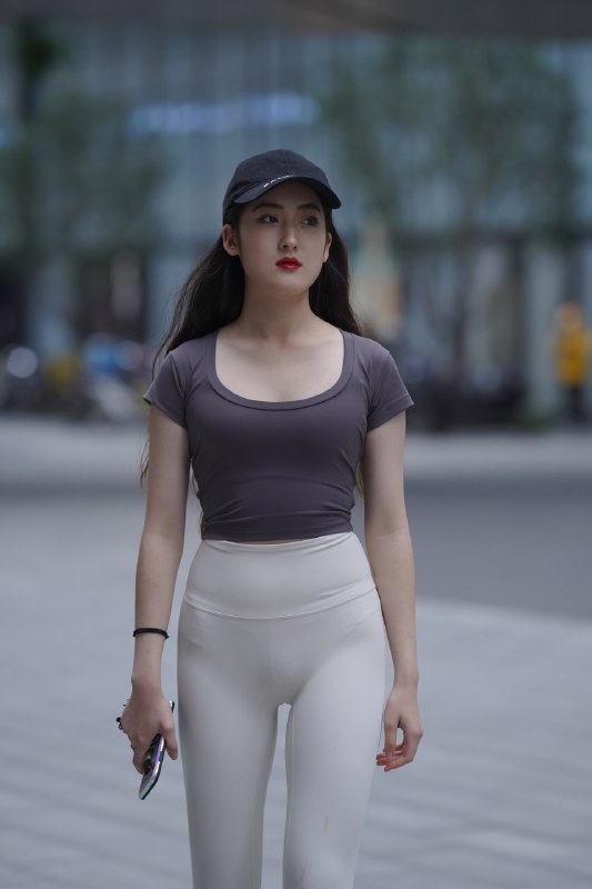 名称：精选街拍作品|白色紧身瑜伽裤女生描述：穿瑜伽裤的青春女生，不仅展现了迷人身材，同时也穿出了自信链接：