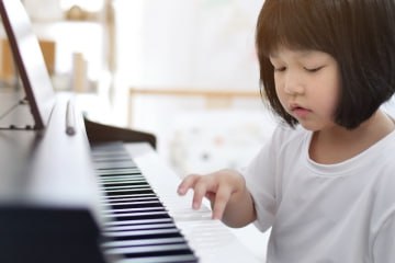 名称：胡兰老师《基础琴童启蒙课》描述：短时间学会弹好听的乐曲教学课程，培养孩子的艺术细胞