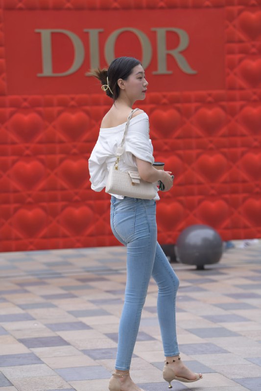 名称：精选街拍作品|高挑紧身牛仔裤美女描述：小姐姐真会穿！白色斜肩衬衫搭配淡蓝色牛仔裤，清新甜美又有个性链接：