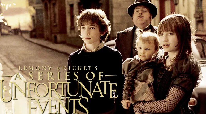 名称：雷蒙・斯尼奇的不幸历险 Lemony Snicket's A Series of Unfortunate Events (2004)描述：三姐弟在一场大火中失去了父母，继承了父母留下的一大笔遗产