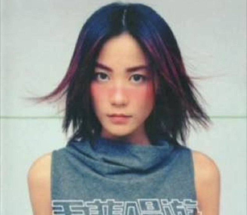 名称：王菲—1998年专辑—唱游 Remastering—DXD绝版母带 24Bit/192Khz  WAV描述：日本特别版比香港首版晚发了五个月，但是由于期间王菲恰好凭借FINAL FANTASY的主题曲EYES ON ME成为继邓丽君之后第二个获得日本金唱片大奖的华人女歌手，她在日本人气激增，东芝EMI株式会社引进后迅速制作了包装精美的特别版，不仅附赠海报，母带进行数位化处理，更将港版第二碟的粤语曲目和在一张唱片中，再附加EYES ON ME和老歌《麻醉》的混音版，不仅让人惊呼：王菲的唱游世界，原来可以更加丰富多彩！1、感情生活2、脸3、色诫4、半途而废5、飞6、祢7、小聪明8、醒不来9、红豆10、童11、麻醉 (Remix)12、EYES ON ME13、原谅自己(“半途而废”粤语版)14、偿还(“红豆”粤语版)15、情诫(“色诫”粤语版)链接：